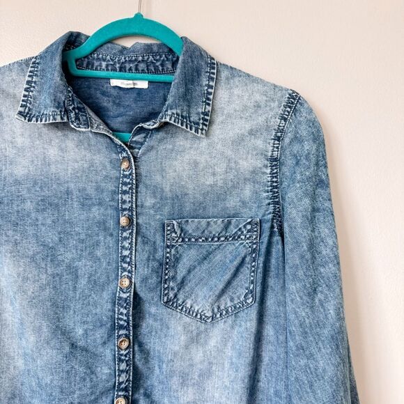 Maurices Denim Blue Lightweight Button Down Shirt Size Medium - Picture 3 of 7